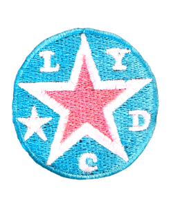 Logo broderie LYDC bleu ciel rose bonbon clair