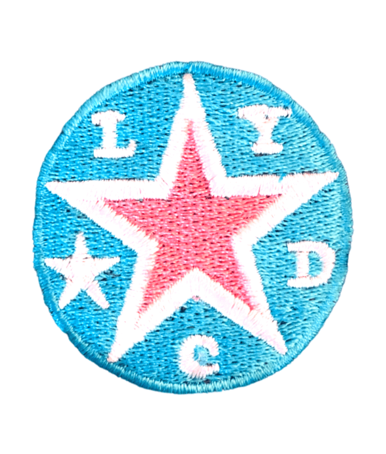 Logo broderie LYDC bleu ciel rose bonbon clair
